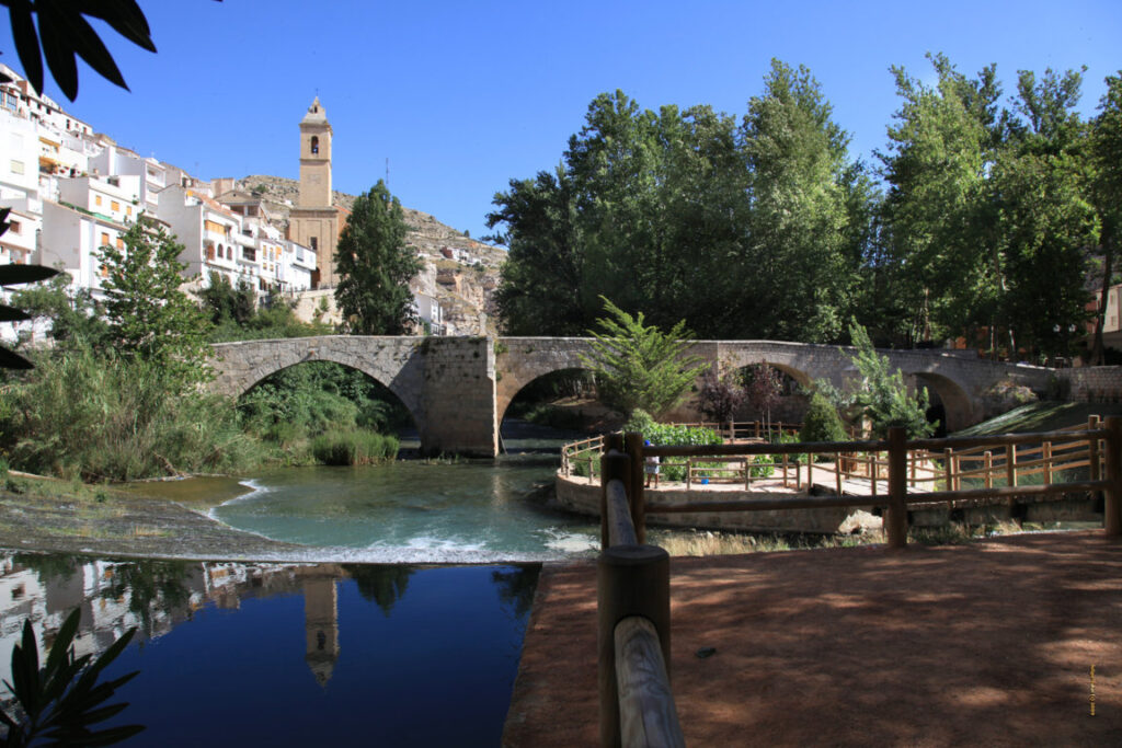 Río y puente en Alcalá del Júcar