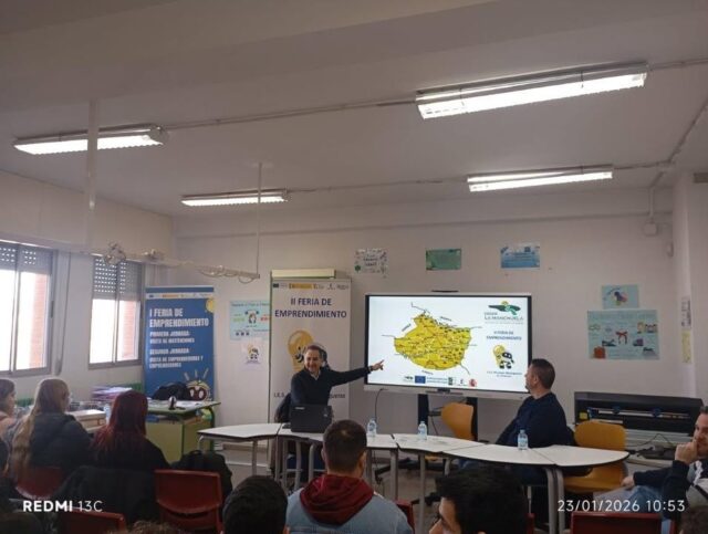 "El pasado viernes, el CEDER La Manchuela, participamos en la II Feria de emprendimiento con el
alumnado del IES Río Júcar de Madrigueras (Grados de Electricidad y Educación Infantil), donde dimos a conocer el trabajo de nuestro Grupo de Desarrollo Rural  en la comarca y las distintas líneas de apoyo al emprendimiento (LEADER, ayudas para autónomos, Plan Adelante…). La jornada contó además con la participación de empresarios de la comarca, que compartieron su
experiencia con el alumnado."
#cederlamanchuela
#feriadeemprendimiento 
#juventudemprendedora 
#formacionprofesional