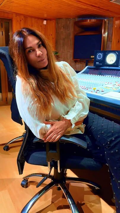 “𝙎𝙮𝙡𝙫𝙞𝙖 𝙋𝙖𝙣𝙩𝙤𝙟𝙖 – 𝙃𝙤𝙢𝙚𝙣𝙖𝙟𝙚 𝙖 𝙡𝙤𝙨 𝙜𝙧𝙖𝙣𝙙𝙚𝙨 𝙙𝙚 𝙡𝙖 𝙘𝙖𝙣𝙘𝙞𝙤́𝙣”.

Canciones de artistas de la talla como Bambino, Manzanita, Peret, Rocío Dúrcal, Rocío Jurado, María Jiménez, Concha Piquer, Lola Flores, ‘Jeros’ o su primo Chiquetete son las protagonistas del nuevo espectáculo de Sylvia Pantoja.
𝙀𝙉𝙏𝙍𝘼𝘿𝘼: 𝟭𝟬€ (𝙖𝙣𝙩𝙞𝙘𝙞𝙥𝙖𝙙𝙤) – 𝟭𝟮€ (𝙚𝙣 𝙩𝙖𝙦𝙪𝙞𝙡𝙡𝙖).
𝘿𝙄𝘼: 𝙎𝙖́𝙗𝙖𝙙𝙤 𝟭𝟴 𝙙𝙚 𝙖𝙗𝙧𝙞𝙡 𝙙𝙚 𝟮𝟬𝟮𝟲
𝙃𝙊𝙍𝘼: 𝟭𝟵:𝟯𝟬 𝙝𝙤𝙧𝙖𝙨
𝙇𝙐𝙂𝘼𝙍: 𝘼𝙪𝙙𝙞𝙩𝙤𝙧𝙞𝙤 𝙈𝙪𝙣𝙞𝙘𝙞𝙥𝙖𝙡/𝘾𝙞𝙣𝙚 𝙁𝙙𝙚𝙯.
𝙊𝙍𝙂𝘼𝙉𝙄𝙕𝘼: 𝘼𝙮𝙪𝙣𝙩𝙖𝙢𝙞𝙚𝙣𝙩𝙤 𝙙𝙚 𝙑𝙞𝙡𝙡𝙖𝙢𝙖𝙡𝙚𝙖/𝙑𝙞𝙡𝙡𝙖𝙢𝙖𝘾𝙧𝙚𝙖.