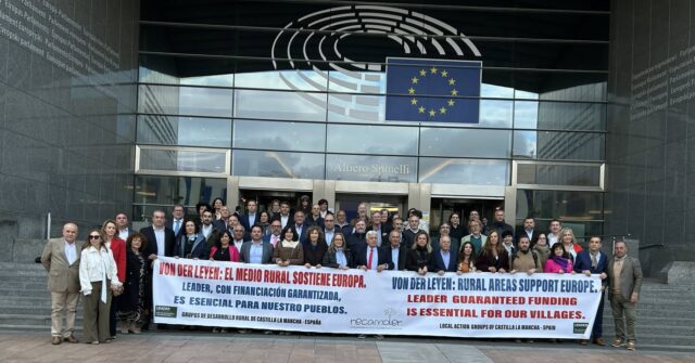 El medio rural de Castilla-La Mancha ha llevado su voz a Bruselas con la participación del CEDER La Manchuela, junto a los 29 Grupos de Desarrollo Rural de la región.

Cerca de un centenar de representantes han defendido la continuidad y el refuerzo del programa LEADER frente a los recortes planteados en la futura PAC. Este instrumento europeo es clave para el desarrollo de nuestras comarcas, ya que impulsa la creación de empresas, el emprendimiento, la mejora de servicios y la dinamización económica y social desde el propio territorio.

Además, han reclamado que LEADER quede blindado en el próximo Marco Financiero Plurianual 2028-2034, con una financiación mínima garantizada. Bajo el lema “El medio rural sostiene Europa”, se ha insistido en la necesidad de tomar decisiones valientes que aseguren el futuro de nuestros pueblos.

Desde La Manchuela seguimos trabajando para que el medio rural tenga voz en Europa y oportunidades reales de desarrollo.