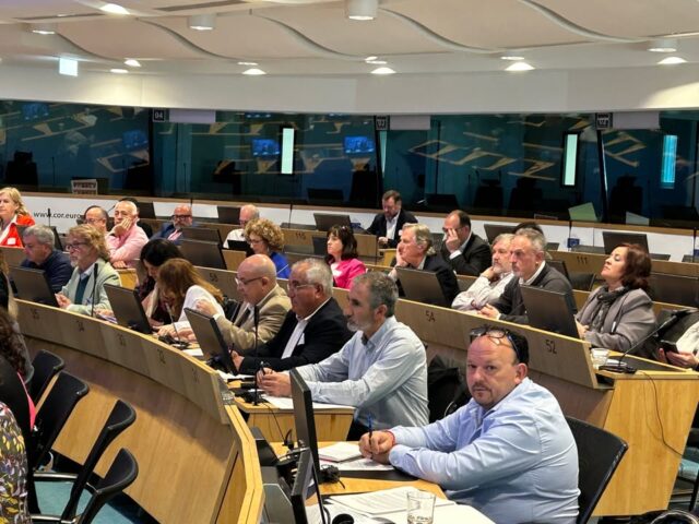El CEDER La Manchuela vuelve de Bruselas tras defender el futuro rural de la comarca y el programa LEADER 

El Grupo de Desarrollo Rural CEDER La Manchuela ha realizado una valoración positiva de su viaje a Bruselas, donde ha defendido el papel del enfoque LEADER y la necesidad de garantizar su continuidad a partir de 2028. No obstante, la entidad insiste en la importancia de concretar los fondos destinados a este programa para aportar mayor seguridad al medio rural en el próximo periodo financiero.

La comarca ha estado representada por el vicepresidente del GDR y alcalde de El Herrumblar, Leandro Blasco Rubio, junto a José Ángel Montero Martínez, miembro de la Junta Directiva y técnico del grupo, en una agenda conjunta con RECAMDER y el resto de Grupos de Desarrollo Rural de Castilla-La Mancha.

La jornada incluyó un acto reivindicativo ante el Parlamento Europeo, así como reuniones en el Comité Europeo de las Regiones y en la Comisión Europea, 

El vicepresidente del CEDER La Manchuela, Leandro Blasco, ha destacado el tono constructivo de los encuentros, señalando que “desde las instituciones europeas se ha reconocido el trabajo que desarrollan los Grupos de Desarrollo Rural en toda Europa”. Sin embargo, ha advertido de que “ese respaldo aún no se ha traducido en compromisos económicos concretos ni en un marco financiero claramente definido para el próximo periodo”.

Blasco ha subrayado que “LEADER sigue siendo una herramienta esencial para impulsar el desarrollo, favoreciendo la creación de empresas, el emprendimiento, la mejora de servicios y la dinamización económica y social de nuestra comarca”. Recordado que “su principal fortaleza es que son los propios Grupos de Desarrollo quienes diseñan y gestionan los proyectos según las necesidades reales de cada zona”.

“LEADER es fundamental para el presente y el futuro de nuestros pueblos. Europa debe apostar de forma decidida por el medio rural, con un presupuesto claro y suficiente que permita seguir generando empleo, actividad económica y servicios, garantizando que las decisiones se toman desde el territorio, por ello se deben concretar y garantizar los fondos destinado al programa LEADER", ha afirmado.
