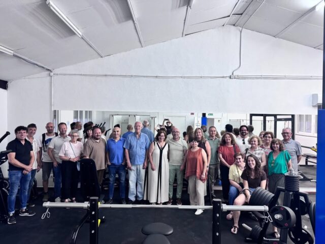 La Asociación para el Desarrollo de La Manchuela (CEDER La Manchuela) ha celebrado su Asamblea General Ordinaria en la Casa de Cultura de Casas de Ves, bajo la presidencia de María Pilar Medina, presidenta del Grupo de Desarrollo Rural La Manchuela, acompañada por la alcaldesa de la localidad, María Isabel Martínez, y con la asistencia del delegado provincial de Agricultura, Ganadería y Desarrollo Rural, Ramón Sáez, además de los representantes de los ayuntamientos, asociaciones, entidades y agentes económicos que integran la Asamblea General.

Durante la sesión se aprobaron las cuentas anuales, el informe de auditoría y los presupuestos de la entidad, además de analizar la evolución de los programas Leader correspondientes a los periodos 2014-2022 y 2023-2027, constatando el buen ritmo de ejecución de la Estrategia de Desarrollo Local Participativo que se desarrolla en la comarca.

Uno de los aspectos más destacados de la Asamblea fue el balance de la actividad desarrollada durante el último año. En materia de ayudas Leader, se puso de manifiesto el importante volumen de inversión gestionado por el Grupo. Las convocatorias publicadas en 2024 para Entidades Locales y Actividades Empresariales permitieron formalizar 27 contratos de ayuda, movilizando 765.569,14 euros destinados a impulsar proyectos de desarrollo en La Manchuela.

Asimismo, durante 2025 el Grupo publicó cuatro nuevas convocatorias de ayudas Leader, con una dotación global de 1.376.000 euros de fondos públicos, distribuidos en 640.000 euros para Entidades Locales, 162.000 euros para Apoyo al Emprendimiento, 500.000 euros para Actividades Empresariales y 74.000 euros para Entidades Sociales. Estas convocatorias registraron un total de 87 solicitudes, reflejando el dinamismo de los ayuntamientos, empresas, emprendedores y asociaciones de la comarca y el creciente interés por las oportunidades que ofrece el programa Leader.

La Asamblea también permitió hacer un repaso a las principales actuaciones desarrolladas por el CEDER durante el ejercicio, entre las que destacan la puesta en marcha de las Mesas de Trabajo de Turismo, Emprendimiento y Entidades Sociales, la participación en seis proyectos de cooperación regional Leader, la colaboración en el Plan de Sostenibilidad Turística en Destino de La Manchuela, el apoyo a la Reserva de la Biosfera Valle del Cabriel y a la Ruta del Vino de La Manchuela, la organización de actividades dirigidas al emprendimiento y el importante programa anual dedicado al envejecimiento activo, la renovación de la imagen corporativa y de los canales de comunicación del Grupo mediante una nueva página web y una mayor presencia en redes sociales, así como la creación de la Agenda Cultural de La Manchuela, una herramienta de difusión que recopila la programación cultural, deportiva, turística y festiva de los municipios de la comarca.

Durante su intervención, el delegado provincial de Agricultura, Ganadería y Desarrollo Rural destacó el papel que desempeñan los Grupos de Desarrollo Rural como instrumentos fundamentales para canalizar inversiones, apoyar el emprendimiento, fortalecer el tejido asociativo y mejorar la calidad de vida en los municipios rurales, poniendo en valor el compromiso del Gobierno de Castilla-La Mancha con el desarrollo del medio rural a través del programa Leader.

La jornada concluyó con la inauguración del nuevo gimnasio municipal de Casas de Ves, un proyecto financiado mediante ayudas Leader que ha supuesto una inversión de 45.000 euros, con una subvención del 90 %, destinada a adecuar un espacio municipal y dotarlo de equipamiento deportivo para ampliar los servicios ofrecidos a la población y contribuir a la fijación de habitantes en el medio rural.

Más tarde se visitó el mirador Starlight donde se ha instalado un tótem donde se observan las principales constelaciones circumpolares. Este tótem forma parte de la ruta nocturna que ha sido una de las tres actuaciones englobadas en el Plan Estratégico de Turismo de La Manchuela desarrollado por la Diputación de Albacete para Casas de Ves.

Con esta Asamblea General, la Asociación para el Desarrollo de La Manchuela reafirma su compromiso de seguir trabajando junto a los 25 municipios de la comarca para impulsar proyectos que favorezcan el empleo, la innovación, la cooperación entre entidades y el desarrollo sostenible del territorio, consolidando Leader como una de las principales herramientas para generar oportunidades y mejorar la calidad de vida en La Manchuela.